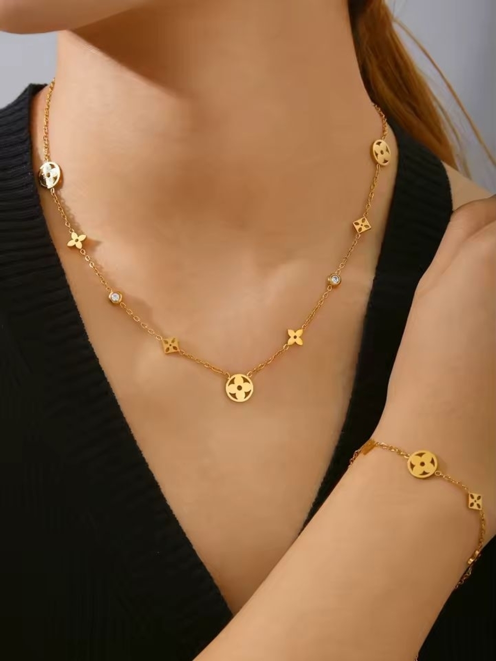 Gold Floral Medallion Chain Bracelet - Picture 4 of 5